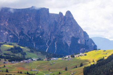 Dolomitler Alpe di Siusi, İtalya güzel manzara, dağları ve çayırları olan doğal sonbahar manzarası