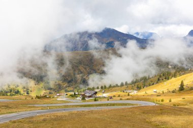 İtalya, Giau Geçidi 'nin boş asfalt serpentin yolu, Dolomite Alpleri seyahat konsepti