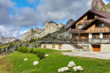 Giau Geçidi, İtalya dağ evi sonbahar manzarası, Nuvolau grubundan Ra Gusela Tepesi İtalyan Dolomites Dağı, Güney Tyrol