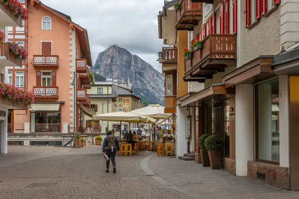 Cortina d 'Ampezzo, İtalya - 24 Eylül 2024: Alp evleri ve dağlarla dolu güzel bir sonbahar sokak manzarası