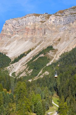 Ortisei, İtalya tramvayı Furnes 'e sarı kabin Val Gardena' da Seceda gezisinin bir parçası, sonbaharda Dolomitler Alpleri, en üstte yüksek istasyon.