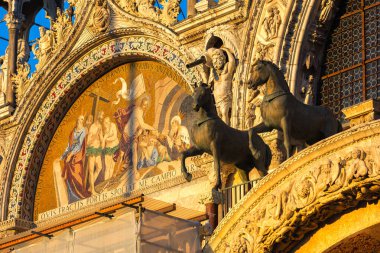 Venedik, İtalya Bronz Atları ve mozaik dekorasyonu St Mark Bazilikası veya San Marco, dekoratif ön cephe ayrıntıları