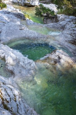 Cadini del Brenton, Dolomitler, İtalya. Kireç taşı kayalarında şeffaf ve kristal su havuzları, Dolomiti Bellunesi Ulusal Parkı.