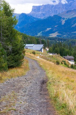 Ortisei, Italy- 26 Eylül 2024: Mont Seuc teleferik yüksek stadı Dolomites, Güney Tyrol