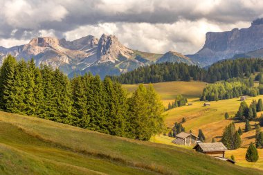 Dolomitler Alpe di Siusi, İtalya güzel manzara, evle doğal sonbahar manzarası, Sasso Lungo dağı ve çayırlar