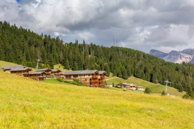Dolomitler Alpe di Siusi, İtalya - 27 Eylül 2014: Güzel manzara, dağlı sonbahar manzarası, dağ evi ve sandalye kaldırma