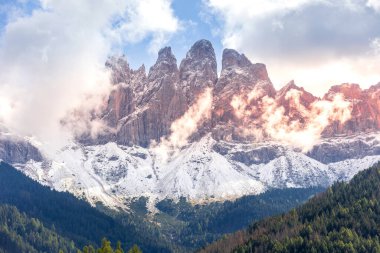 Santa Maddalena 'daki İtalyan Dolomites Alpleri, Geisler veya Odle Dağı tepeleri, Val di Funes Vadisi, İtalya