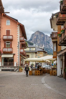 Cortina d 'Ampezzo, İtalya - 24 Eylül 2024: Alp evleri ve dağlarla dolu güzel bir sonbahar sokak manzarası