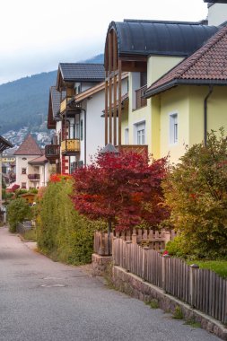 Ortisei, İtalya yazları Dolomitler 'in dağlık ve renkli evleriyle Alp köyü manzaralı.