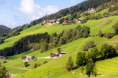 Dolomitler, İtalya. Yazın St. Magdalena ya da Santa Maddalena köyünün hava panoramik manzarası