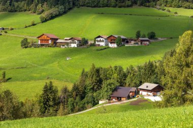 Dolomitler, İtalya. St. Magdalena 'nın ya da Santa Maddalena' daki yazlık evlerin hava panoramik manzarası