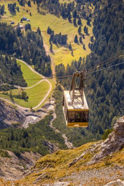 Ortisei, İtalya - 29 Eylül 2024: Val Gardena 'daki Furnes' den Seceda 'ya kablo sarı kulübe, Dolomitler Alpleri ve sonbaharda hava vadisi manzarası