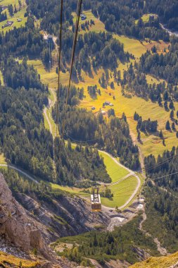 Ortisei, İtalya - 29 Eylül 2024: Val Gardena 'daki Furnes' den Seceda 'ya kablo sarı kulübe, Dolomitler Alpleri ve sonbaharda hava vadisi manzarası
