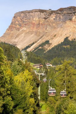 Ortisei, İtalya - 29 Eylül 2024: Seceda 'nın Val Gardena, Dolomite Alpleri' ndeki gezisinin bir parçası olan Furnes 'e kablo otomobil kulübeleri, sonbaharda yüksek istasyon