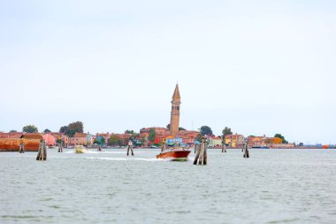 Burano Adası, İtalya - 1 Ekim 2024: Renkli evler mimarisi, deniz manzarası, Venedik yakınlarındaki ünlü bir adada sokak. Seyahat ve tatil kavramı