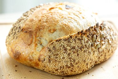 Ev yapımı taze ekmek. Ekşi buğday ekmekli çavdar ekmeği. Tohumlar yakından görülüyor.