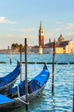 Venedik, İtalya - 30 Eylül 2024: Günbatımında Gondollar ve arka planda San Giorgio Maggiore kilise simgesi