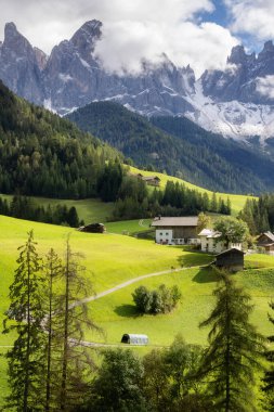 Dolomitler, İtalya. St. Magdalena ya da Santa Maddalena köyünün, Geisler Odle dağlarının ve yeşil dağların panoramik manzarası.