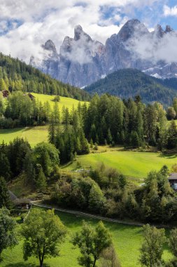 Dolomitler, İtalya. St. Magdalena ya da Santa Maddalena köyünün, Geisler Odle dağlarının ve yeşil dağların panoramik manzarası.