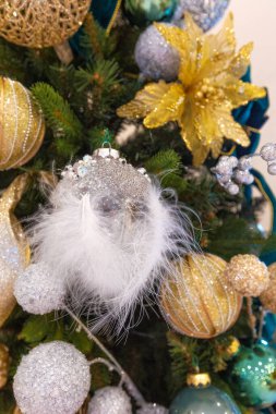 Noel ağacında çok güzel bir şenlik süsü. Yeni Yıl Kartı