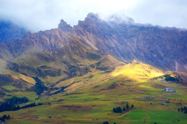 Dolomitler Alpe di Siusi, İtalya güzel manzara, dağları ve çayırları olan doğal sonbahar manzarası