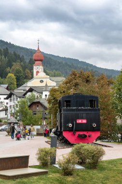 Ortisei, Italy- 26 Eylül 2024: Dolomites, Lokomotif Val Gardena Demiryolu 'nun Alp Köyü' nde yaz sokak manzarası restore edildi