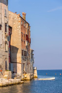 Hırvatistan, Rovinj güzel, eski romantik kasaba manzarası, sudaki evler, sahil