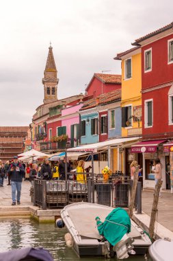 Burano Adası, İtalya - 1 Ekim 2024 Venedik yakınlarındaki ünlü adada renkli evler mimari, kanal ve cadde. Seyahat ve tatil kavramı