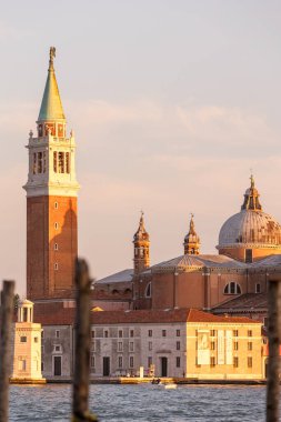 Venedik, İtalya - 30 Eylül 2024: Arka planda San Giorgio Maggiore kilisesinin günbatımı manzarası