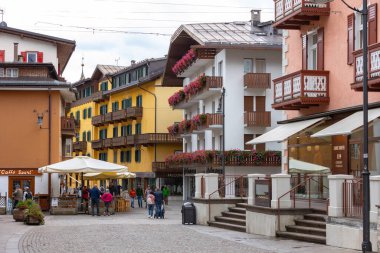 Cortina d 'Ampezzo, İtalya - 24 Eylül 2024: Alp evleriyle güzel sonbahar sokak manzarası