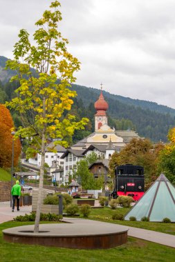 Ortisei, Italy- 26 Eylül 2024: Dolomites, Lokomotif Val Gardena Demiryolu 'nun Alp Köyü' nde yaz sokak manzarası restore edildi