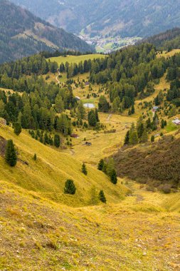 Sella Geçidi 'nden sonbahar manzarası, İtalyan Alpleri, Dolomitler, Güney Tyrol, Trentino, İtalya