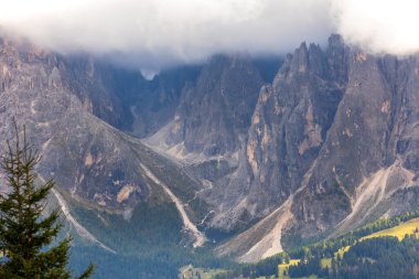Dolomitler Alpe di Siusi, İtalya güzel manzara, dağları ve çayırları olan doğal sonbahar manzarası
