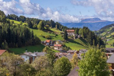 Dolomitler, İtalya. Yazın St. Magdalena ya da Santa Maddalena köyünün hava panoramik manzarası