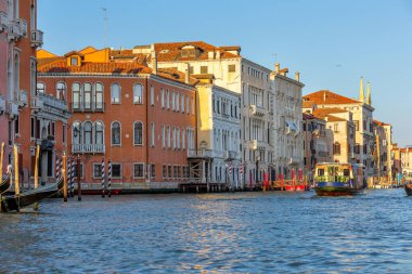 Venedik, İtalya - 30 Eylül 2024: Büyük Kanal ve teknelerin panoramik manzarası, güneşli gün