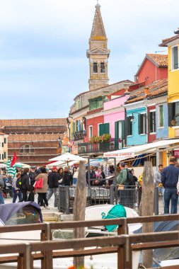 Burano Adası, İtalya - 1 Ekim 2024 Venedik yakınlarındaki ünlü adada renkli evler mimari, kanal ve cadde. Seyahat ve tatil kavramı