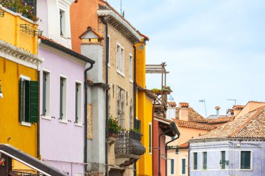 Burano adası, İtalya renkli evler mimari, Venedik yakınlarındaki ünlü bir ada. Seyahat ve tatil kavramı