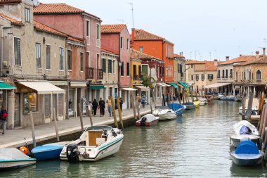Murano Adası, İtalya - 1 Ekim 2024 Venedik yakınlarındaki ünlü adada renkli evler mimari, kanal ve cadde. Seyahat ve tatil kavramı