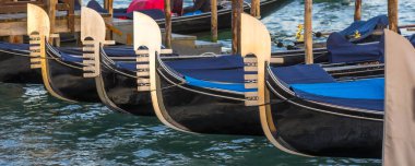 Venedik, İtalya sancak manzarası, Grand Canal 'ın yanındaki caddenin yanına park edilmiş gondollar.