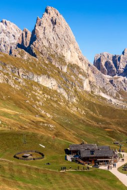 Ortisei, İtalya - 29 Eylül 2024: Yüksek açılı sonbahar vadisi manzaralı teleferik istasyonu ve yüksek dağlı Dolomitler, Val Gardena
