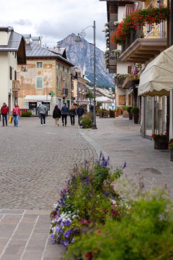 Cortina d 'Ampezzo, İtalya - 24 Eylül 2024: Alp evleri ve dağlarla dolu güzel bir sonbahar sokak manzarası