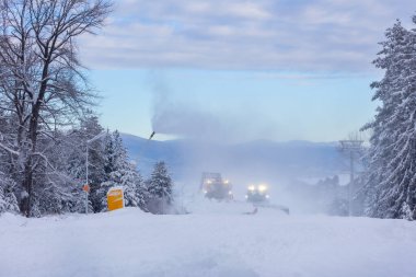 Bansko, Bulgaristan kış kayak merkezi Yokuşta sıra sıra raylı, teleferik kulübeleri