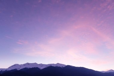 Kar Pireni dağı, günbatımı manzarası, Bansko ve Bulgaristan 'da kopya alanı ile zirvede