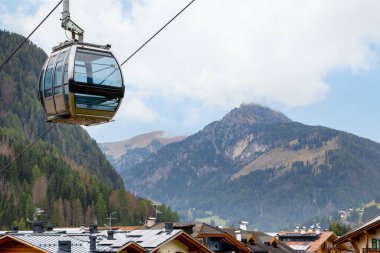 Trentino Alto Adige 'deki Fassa Vadisi' ndeki Canazei yazlık manzaralı kabin.