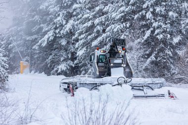 Bansko, Bulgaristan kar temizleyici kar temizleme pisti makinesi kar yağışı sonrasında kayak yamacını hazırlıyor