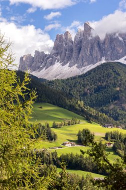 Dolomitler, İtalya. St. Magdalena ya da Santa Maddalena köyünün, Geisler Odle dağlarının ve yeşil dağların panoramik manzarası.