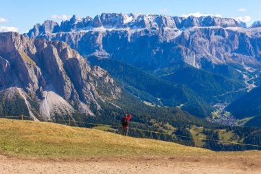 Ortisei, İtalya - 29 Eylül 2024: Sonbahar vadisi manzarası ve yüksek dağlar, Dolomitler, Val Gardena