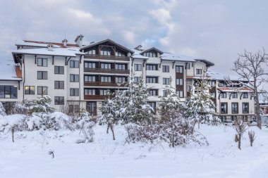 Bansko, Bulgaristan kış sokak manzarası, evler ve Bulgar kayak merkezindeki Pirin Dağı zirveleri