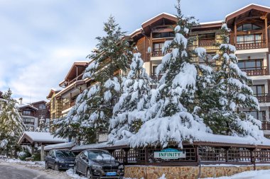 Bansko, Bulgaristan - 17 Ocak 2025: İspanya kayak beldesinde kışın sokak manzarası, evler ve Pirin karlı dağı