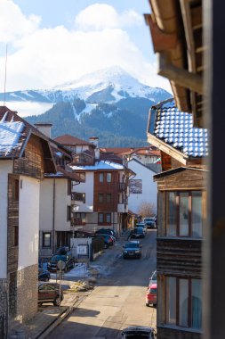 Bansko, Bulgaristan - 17 Ocak 2025: Todorka zirvesi, kış sokak manzarası, kar Pireni dağları